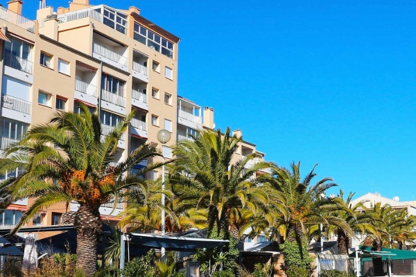 Gazon Synthétique à Hyères : La Solution pour un Jardin Verdoyant Toute l’Année