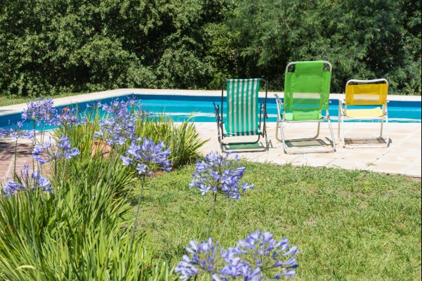 Piscine & Jardin dans le Var : Pourquoi le gazon synthétique détrône le carrelage et l&rsquo;herbe ?